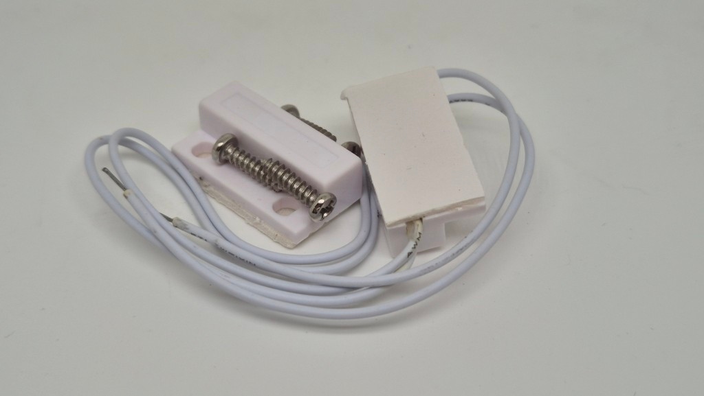 Sensor magnetico NC blanco con cable para puerta (conjunto detector+iman) Sensor magnetico NC blanco con cable para puerta (conjunto detector+iman)